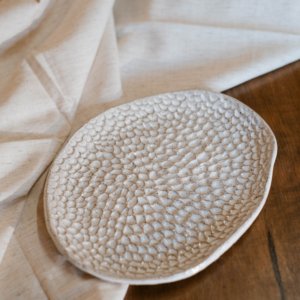 Prato de Cerâmica Artesanal Escama