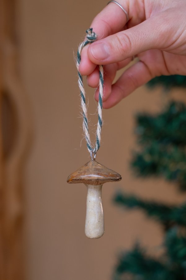 Pingente de Natal em Cerâmica Artesanal Cogumelo