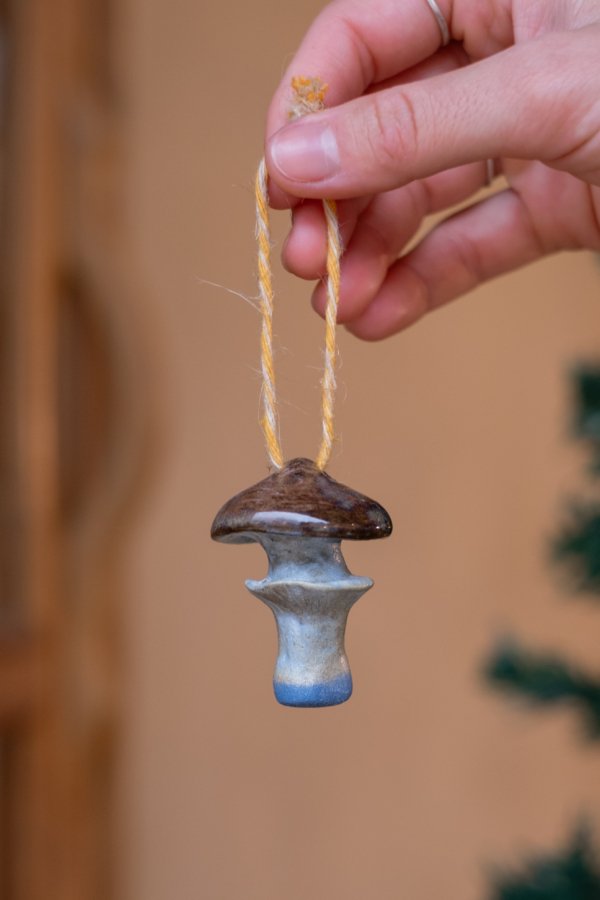 Pingente de Natal em Cerâmica Artesanal Cogumelo Azul