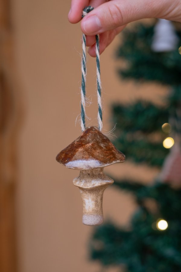 Pingente de Natal em Cerâmica Artesanal Cogumelo