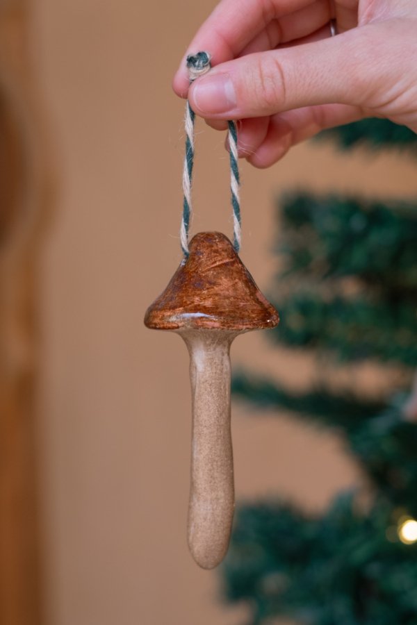Pingente de Natal em Cerâmica Artesanal Cogumelo Marrom