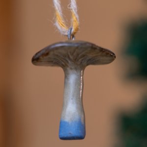 Pingente de Natal em Cerâmica Artesanal Cogumelo Azul