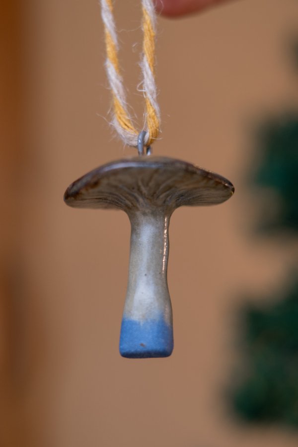 Pingente de Natal em Cerâmica Artesanal Cogumelo Azul