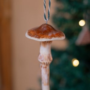Pingente de Natal em Cerâmica Artesanal Cogumelo