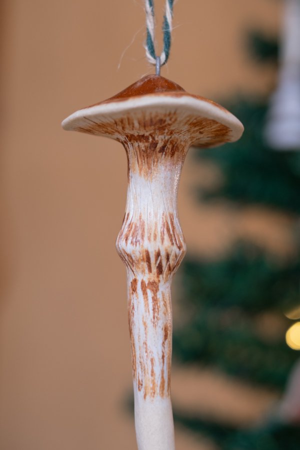 Pingente de Natal em Cerâmica Artesanal Cogumelo
