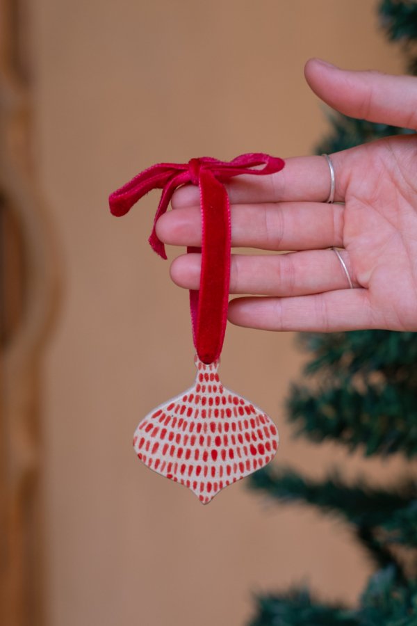 Pingente de Natal em Cerâmica Artesanal Sino Gota