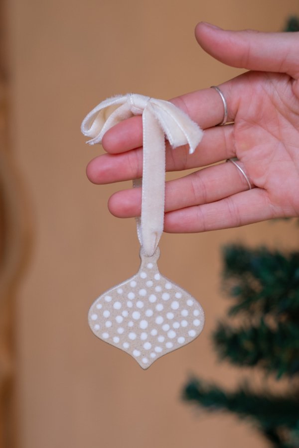 Pingente de Natal em Cerâmica Artesanal Sino Gota Branco