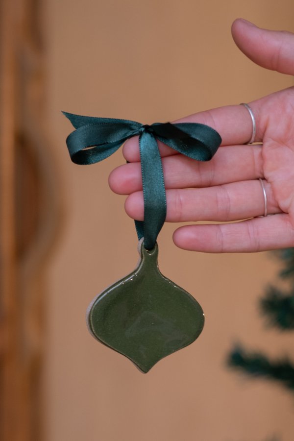Pingente de Natal em Cerâmica Artesanal Sino Gota Verde
