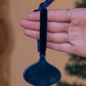 Pingente de Natal em Cerâmica Artesanal Sino Gota Azul