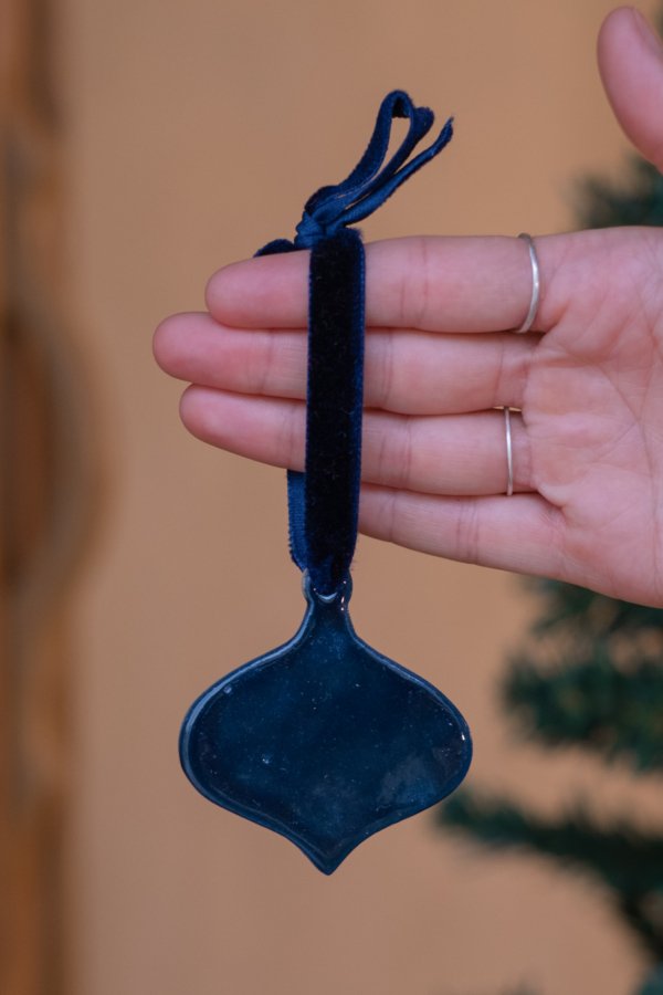 Pingente de Natal em Cerâmica Artesanal Sino Gota Azul
