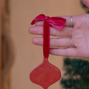 Pingente de Natal em Cerâmica Artesanal Sino Gota Vermelho
