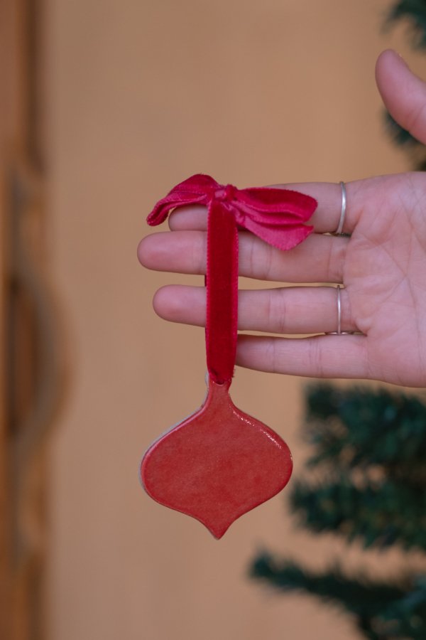Pingente de Natal em Cerâmica Artesanal Sino Gota Vermelho