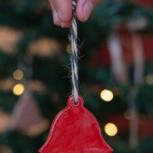 Pingente de Natal em Cerâmica Artesanal Sino