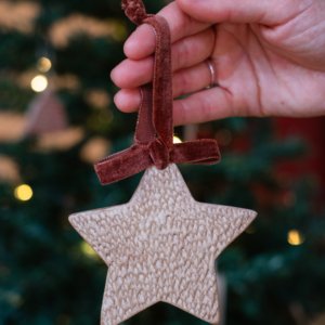 Pingente de Natal em Cerâmica Artesanal Estrela Texturizada