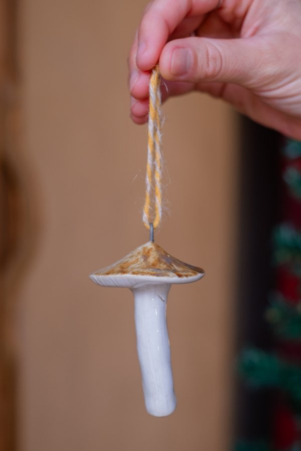Pingente de Natal em Cerâmica Artesanal Cogumelo