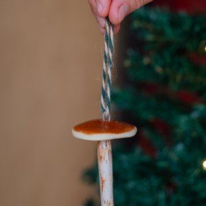 Pingente de Natal em Cerâmica Artesanal Cogumelo