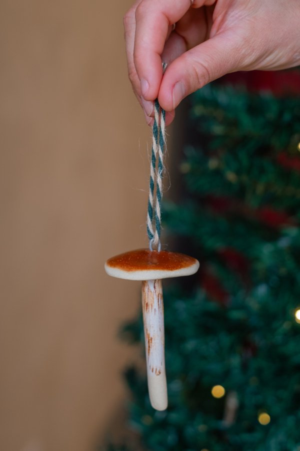 Pingente de Natal em Cerâmica Artesanal Cogumelo