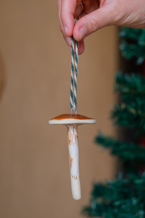 Pingente de Natal em Cerâmica Artesanal Cogumelo