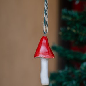 Pingente de Natal em Cerâmica Artesanal Cogumelo