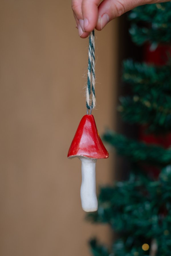 Pingente de Natal em Cerâmica Artesanal Cogumelo