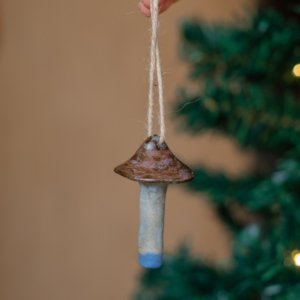 Pingente de Natal em Cerâmica Artesanal Cogumelo