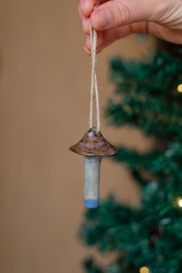 Pingente de Natal em Cerâmica Artesanal Cogumelo